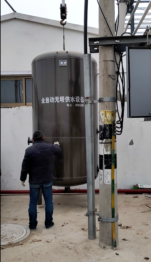 定州市東湖冷庫(kù)安裝5噸供水罐一臺(tái)